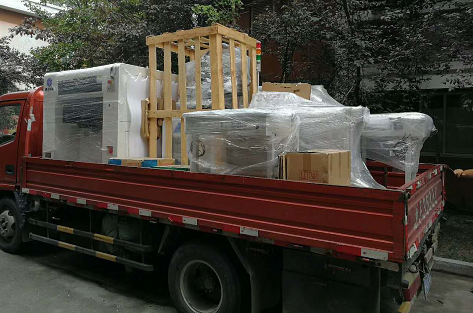 天長(zhǎng)客戶SMT設(shè)備專車送貨，貨到上門安裝調(diào)試