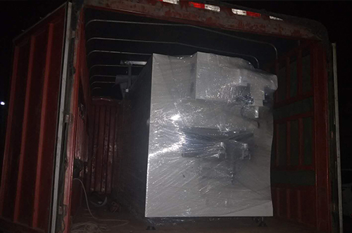 重慶客戶SMT設備專車送貨，貨到上門安裝調(diào)試